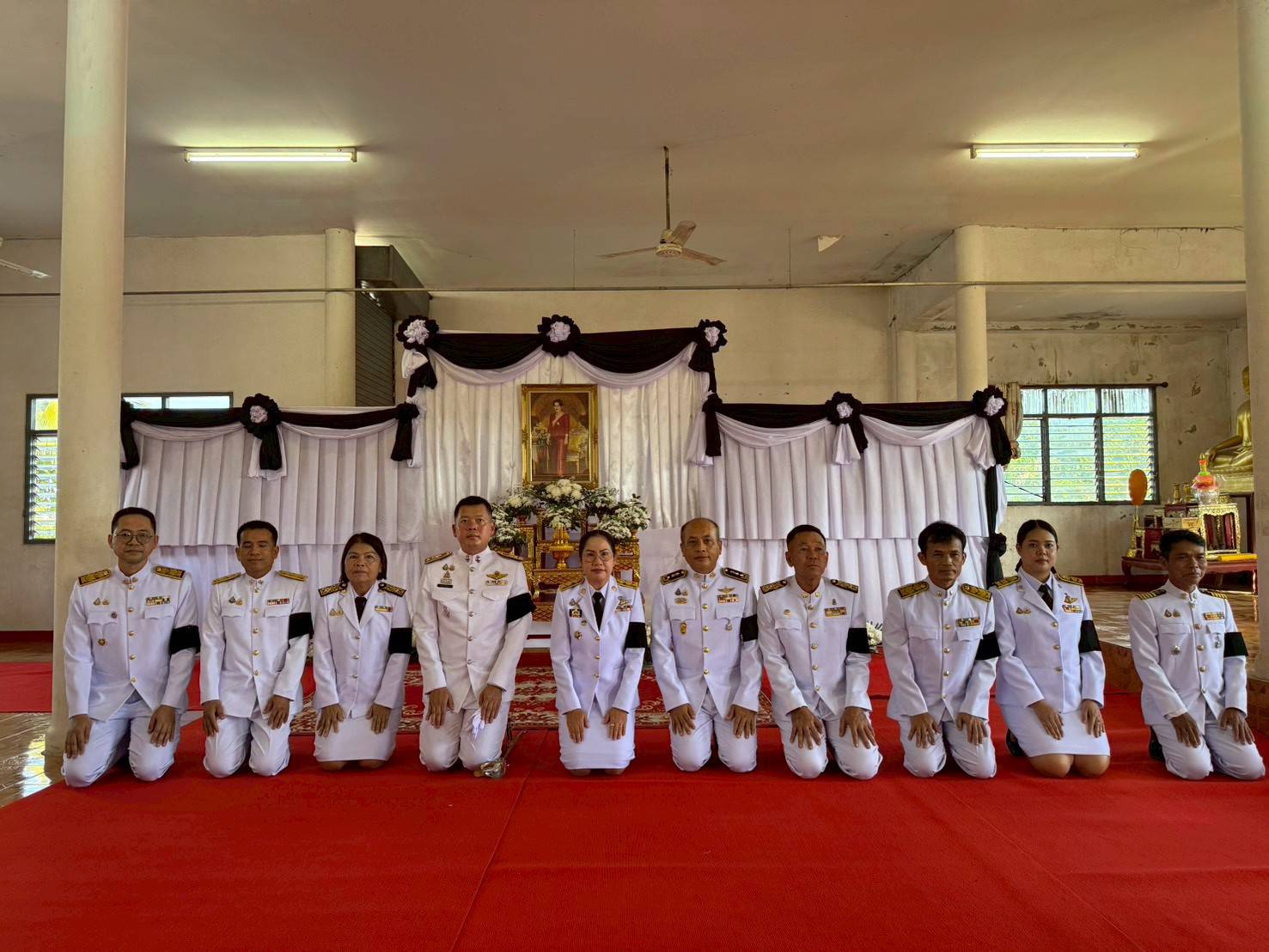 สพอ.สระใคร ร่วมพิธีถวายน้ำสรงพระบรมศพ เบื้องหน้าพระฉายาลักษณ์สมเด็จพระนางเจ้าสิริกิติ์ พระบรมราชินีนาถ พระบรมราชชนนีพันปีหลวง