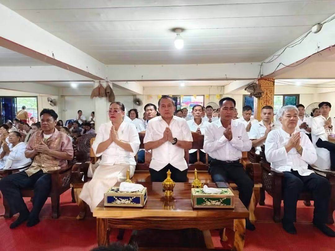 พช.สระใคร ร่วมกิจกรรมทำบุญตักบาตร เนื่องในวันอาสาฬหบูชา และวันเข้าพรรษา ประจำปี 2569